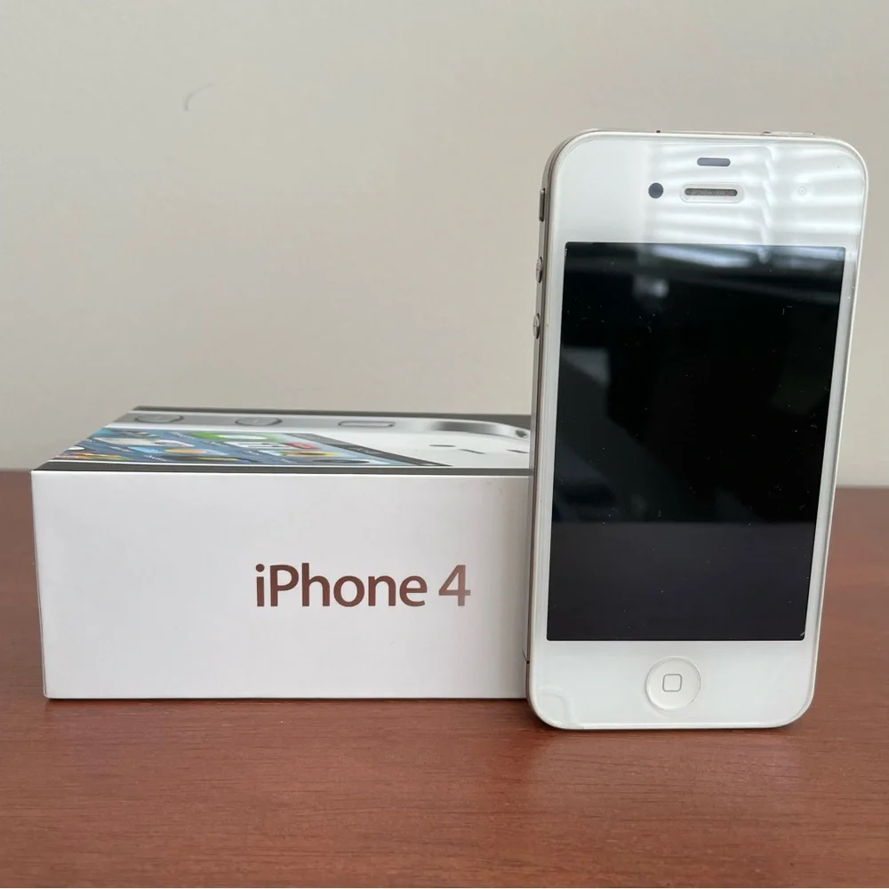 iPhone 4, 8GB, in good condition, white, small and cute